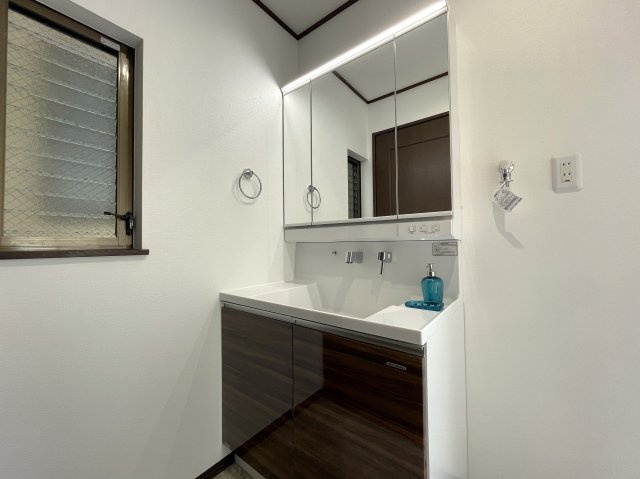 ロフトって普通行き止まりですよね？そこから先、秘密の屋上みたいなちょっとオモローな『神奈川区六角橋６丁目』内外装リフォームの独立洗面台|朝の支度にも助かる、独立の洗髪洗面化粧台