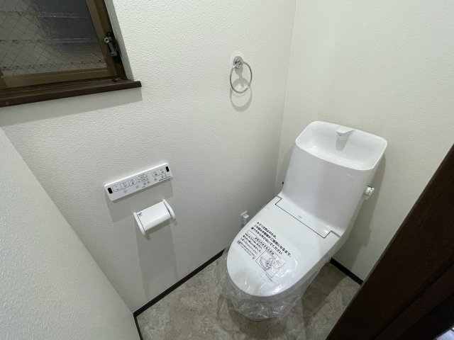 ロフトって普通行き止まりですよね？そこから先、秘密の屋上みたいなちょっとオモローな『神奈川区六角橋６丁目』内外装リフォームのトイレ|コンパクトで使いやすいトイレです