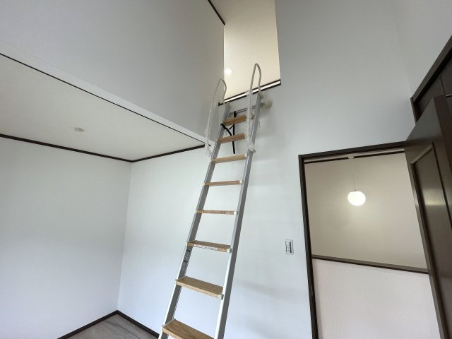 ロフトって普通行き止まりですよね？そこから先、秘密の屋上みたいなちょっとオモローな『神奈川区六角橋６丁目』内外装リフォームの洋室|使い勝手のいい洋室です