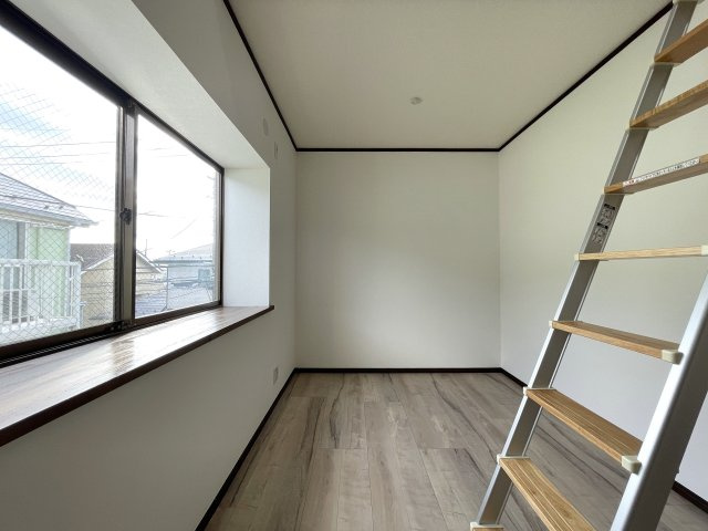 ロフトって普通行き止まりですよね？そこから先、秘密の屋上みたいなちょっとオモローな『神奈川区六角橋６丁目』内外装リフォームの洋室|洋室です