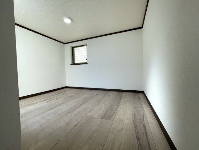 ロフトって普通行き止まりですよね？そこから先、秘密の屋上みたいなちょっとオモローな『神奈川区六角橋６丁目』内外装リフォームの洋室|きれいな洋室です