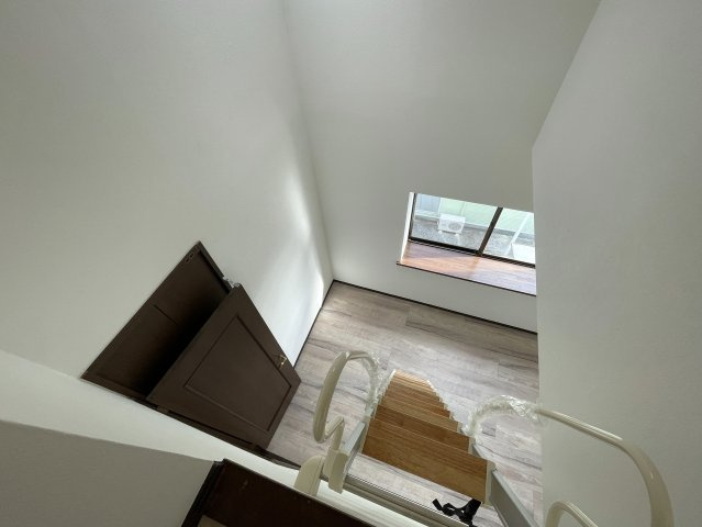 ロフトって普通行き止まりですよね？そこから先、秘密の屋上みたいなちょっとオモローな『神奈川区六角橋６丁目』内外装リフォームの洋室|コンパクトで使いやすい洋室です