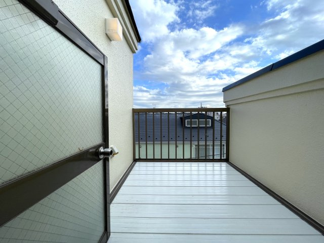 ロフトって普通行き止まりですよね？そこから先、秘密の屋上みたいなちょっとオモローな『神奈川区六角橋６丁目』内外装リフォームのバルコニー|バルコニーがあります