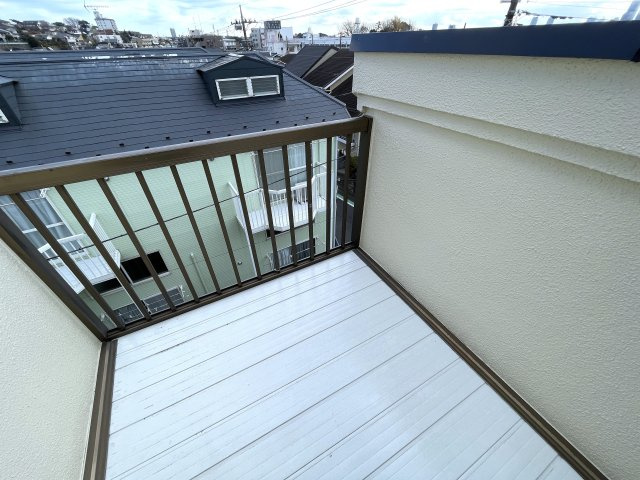ロフトって普通行き止まりですよね？そこから先、秘密の屋上みたいなちょっとオモローな『神奈川区六角橋６丁目』内外装リフォームのバルコニー|暖かな日差しのふりそそぐバルコニー