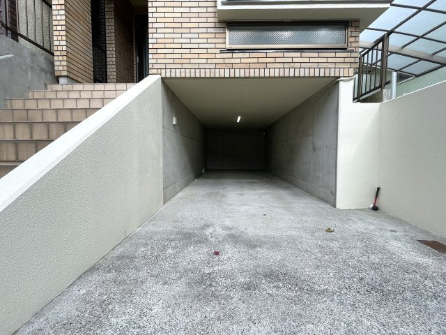 ロフトって普通行き止まりですよね？そこから先、秘密の屋上みたいなちょっとオモローな『神奈川区六角橋６丁目』内外装リフォームの駐車場|駐車場の用意があります