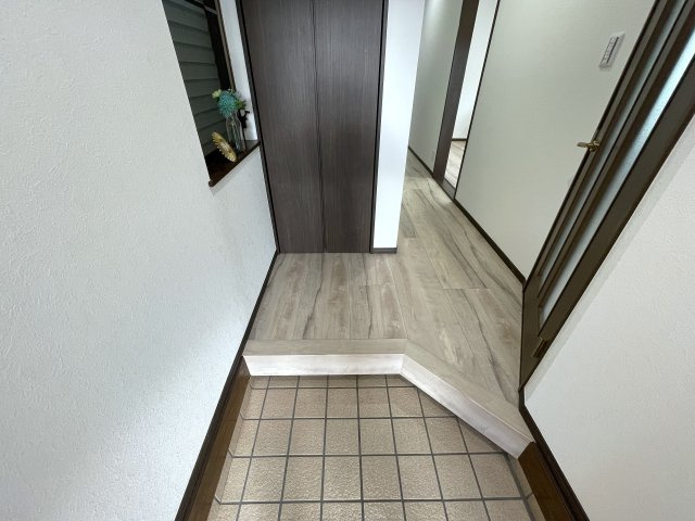 ロフトって普通行き止まりですよね？そこから先、秘密の屋上みたいなちょっとオモローな『神奈川区六角橋６丁目』内外装リフォームの玄関|玄関です