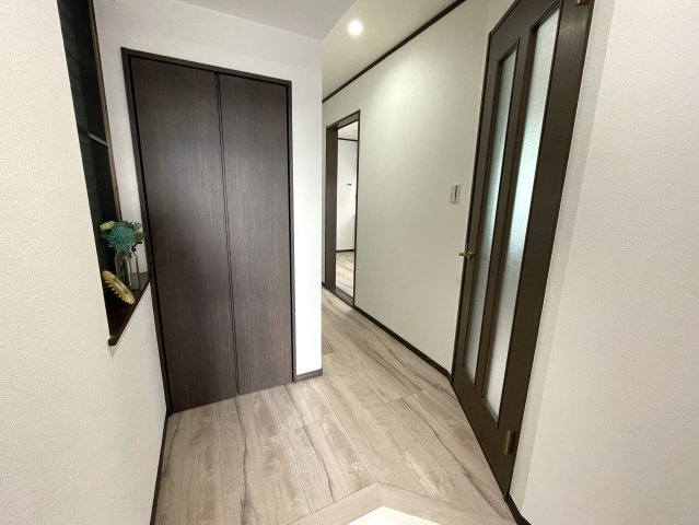 ロフトって普通行き止まりですよね？そこから先、秘密の屋上みたいなちょっとオモローな『神奈川区六角橋６丁目』内外装リフォームの玄関|明るい玄関です