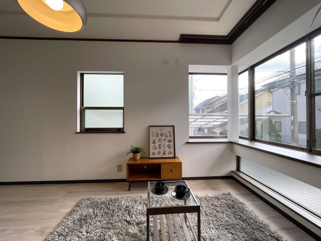 ロフトって普通行き止まりですよね？そこから先、秘密の屋上みたいなちょっとオモローな『神奈川区六角橋６丁目』内外装リフォームの居間・リビング|使いやすいリビングです