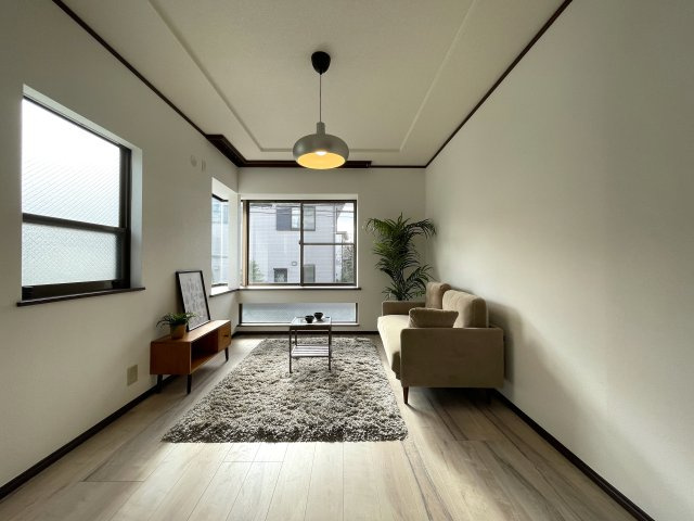 ロフトって普通行き止まりですよね？そこから先、秘密の屋上みたいなちょっとオモローな『神奈川区六角橋６丁目』内外装リフォームの居間・リビング|使いやすいリビングです