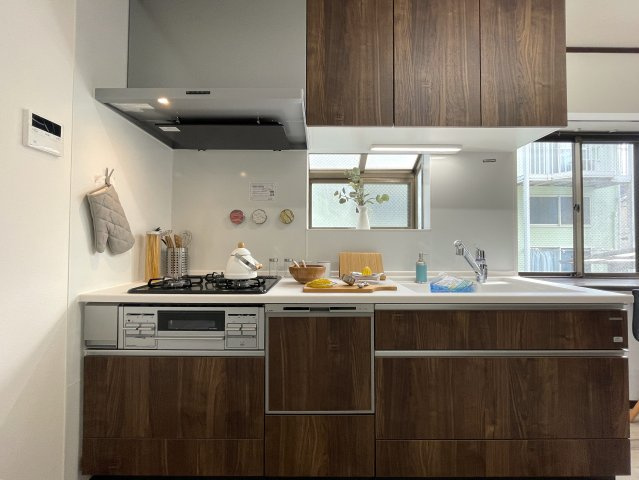 ロフトって普通行き止まりですよね？そこから先、秘密の屋上みたいなちょっとオモローな『神奈川区六角橋６丁目』内外装リフォームのキッチン|お料理しやすいキッチンです