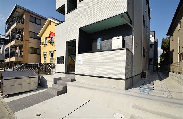 THE HOUSE 与野本町 Blanc(ザ ハウス ヨノホンマチ ブラン)のエントランス