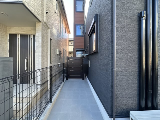 川崎市多摩区登戸新町のアパートのエントランス