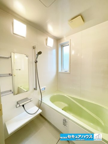【今から見学可能です！！】豊明市二村台7丁目　中古戸建の浴室|【風呂】
◆広々とした浴槽は日々の疲れを癒してくれます。
◆浴室内に壁付け棚があるので収納にも困りません。
