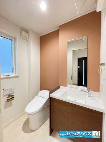 【今から見学可能です！！】豊明市二村台7丁目　中古戸建のトイレ|【トイレ】
◆高機能トイレは便器のフタの開閉が自動であり、使用後に自動で水を流します♪
◆手洗い場もついているため衛生面にも配慮されています。
◆アクセントクロス×鏡でオシャレな奥行のある空間です。　