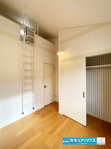 【今から見学可能です！！】豊明市二村台7丁目　中古戸建のトイレ|【高機能トイレ】
高機能トイレの多くは便器のフタの開閉が自動であり、使用後に自動で水を流します♪
