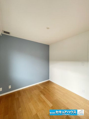 【今から見学可能です！！】豊明市二村台7丁目　中古戸建の洋室|【4.1帖の洋室】
◆アクセントクロスによりオシャレな空間になっております。
◆2階全居室南向きのため陽当たり良好です。