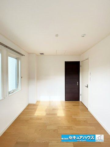 【今から見学可能です！！】豊明市二村台7丁目　中古戸建の洋室|【6帖の洋室】
◆角部屋のため2方向から採光を取り入れます。
◆6帖あるため大きなベッドを置くこともできます。