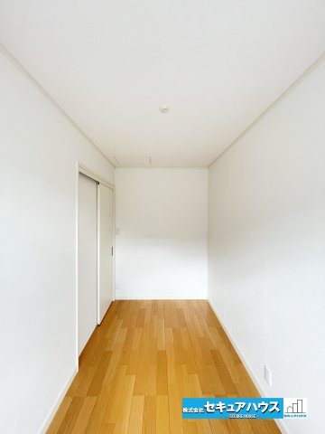 【今から見学可能です！！】豊明市二村台7丁目　中古戸建の洋室|【洋室】
家族一人ひとりの大切なプライベート空間。アクセントクロスも映え、落ち着いたお部屋です。