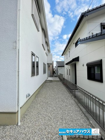 【今から見学可能です！！】豊明市二村台7丁目　中古戸建の庭|【テラス土間】
一階にあるテラス土間は洗濯物を干すだけではなく、ガーデニングや収納としても活用可能♪