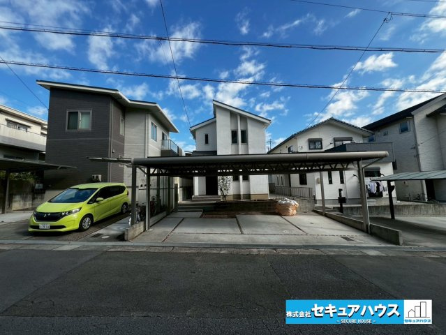 【今から見学可能です！！】豊明市二村台7丁目　中古戸建の駐車場|【駐車場】
並列3台駐車可能のカーポート設置。雨の日も濡れることなく荷物の出し入れが可能です。