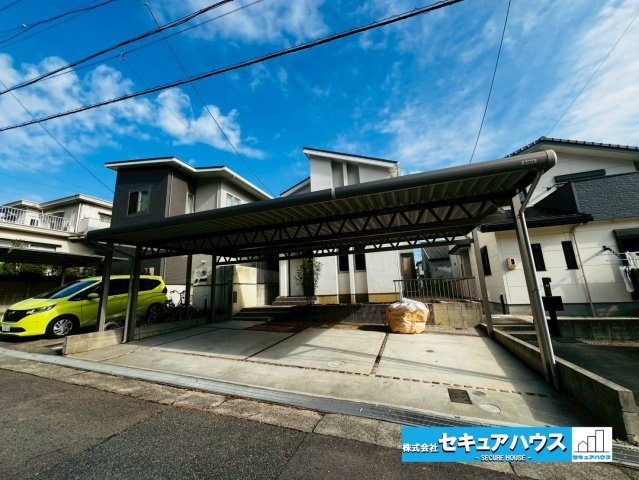 【今から見学可能です！！】豊明市二村台7丁目　中古戸建の駐車場|【駐車場】
並列3台駐車可能のカーポート設置。雨の日も濡れることなく荷物の出し入れが可能です。