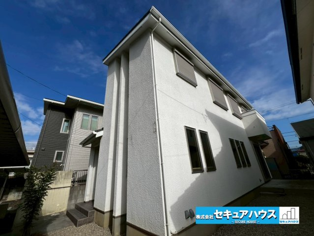 【今から見学可能です！！】豊明市二村台7丁目　中古戸建の外観|白を基調とした建物は周囲の目線を一気に惹きます。外壁のつなぎ目もなく耐久性に優れています。