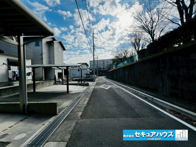 【今から見学可能です！！】豊明市二村台7丁目　中古戸建の前面道路含む現地写真|前面道路は約6メートルの広い道路で歩道もあるので小さいお子様にも安心して快適に過ごせます。