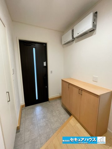 【今から見学可能です！！】豊明市二村台7丁目　中古戸建の玄関|【玄関】
◆採光・通風にも配慮された設計で毎日明るい空間をキープします♪
◆シューズボックスに合わせてクローゼット付きのため玄関周りもスッキリと片付きます。
◆ダブルロックキーで防犯面も安心！　　　　