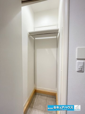 【今から見学可能です！！】豊明市二村台7丁目　中古戸建の収納|【シューズインクローゼット】
◆高さ調整ができる可動棚となっています。上着をかけたり、ベビーカーやゴルフバッグ等も収納することが可能です。
◆電気がつけられる点も嬉しいポイントです♪　　　　　　　　　