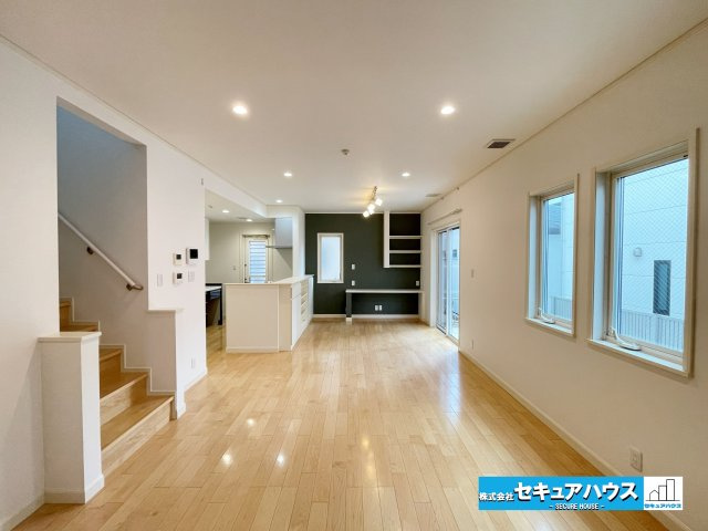 【今から見学可能です！！】豊明市二村台7丁目　中古戸建の居間・リビング|【リビング】
◆21.2帖のリビングはお子様も走り回れる広さで、より快適な家族の団欒空間にします♪
◆アクセントクロスによりお洒落な仕上がりです。
◆備え付けのカウンターでは宿題や作業をできます。　　