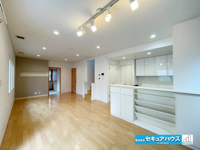 【今から見学可能です！！】豊明市二村台7丁目　中古戸建の居間・リビング|【リビング】
◆南向きリビングのため、陽当たり良好です♪
◆収納スペースを無駄なく設計されています。
◆広々としたリビングのため大きなソファや家具を設置をすることが可能です。　　　　　　　　　　　　　