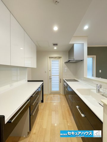 【今から見学可能です！！】豊明市二村台7丁目　中古戸建のキッチン|【キッチン】
◆システムキッチンのため、収納やIHコンロが一体化しており、お料理するのに便利です♪
◆食洗機付きの為洗い物の時短に繋がります♪
◆カップボード付きのキッチンのため収納も豊富です♪