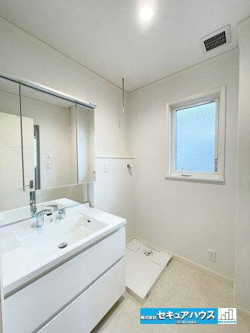 【今から見学可能です！！】豊明市二村台7丁目　中古戸建の独立洗面台|【独立洗面台】
◆広々とした洗面所は忙しい時間の準備などに大活躍します♪
◆三面鏡の裏にも収納があるため水回りがスッキリと片付きます。