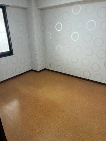 カサベルデ青谷のその他|玄関入ってすぐの洋室(約5.5帖)です♪