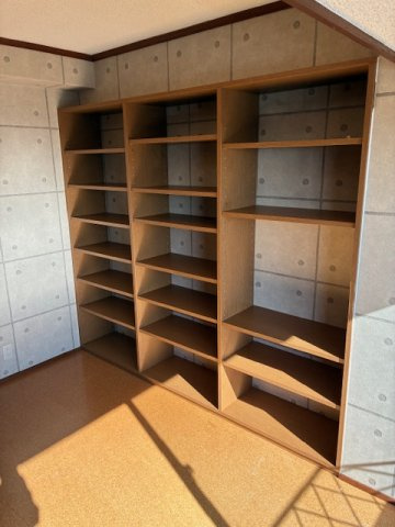 カサベルデ青谷の収納|洋室の造り付の棚です♪