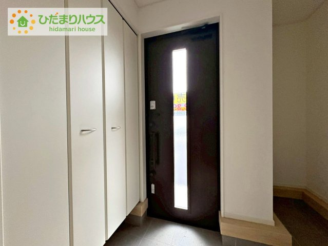 常陸大宮市姥賀町第3　新築戸建　6号棟の玄関|靴で溢れかえっていた玄関も、大きなシューズボックスと、玄関横のクロークでスッキリ解決！玄関は「その家の顔」とお考えの方にオススメの広さです。