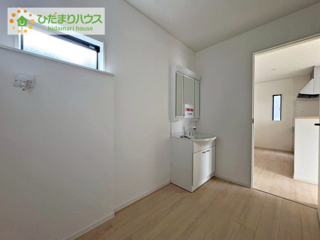 常陸大宮市姥賀町第3　新築戸建　6号棟の脱衣所|三面鏡の大きな鏡は憧れます(^^♪ 鏡の後ろは収納となっていて、細かいものでも収納できるのでスッキリと整理できます！