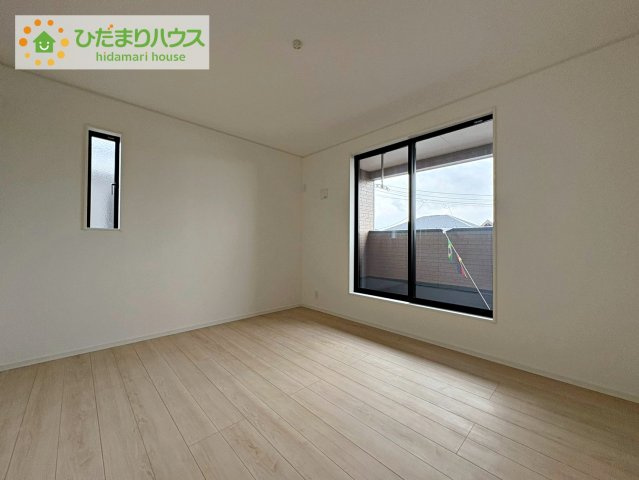 常陸大宮市姥賀町第3　新築戸建　6号棟の寝室|バルコニーに面していて、たっぷり光りの入る明るい主寝室です！
