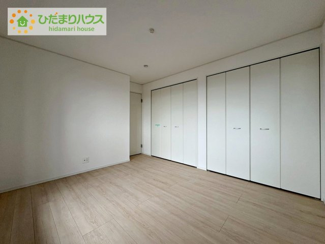 常陸大宮市姥賀町第3　新築戸建　6号棟の寝室|天井の高い主寝室。ゆっくりと過ごせる大人のくつろぎ空間！