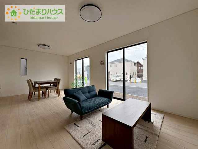 常陸大宮市姥賀町第3　新築戸建　6号棟の居間・リビング|リビング大きな窓からは、暖かな日の光が降り注ぎます・・・