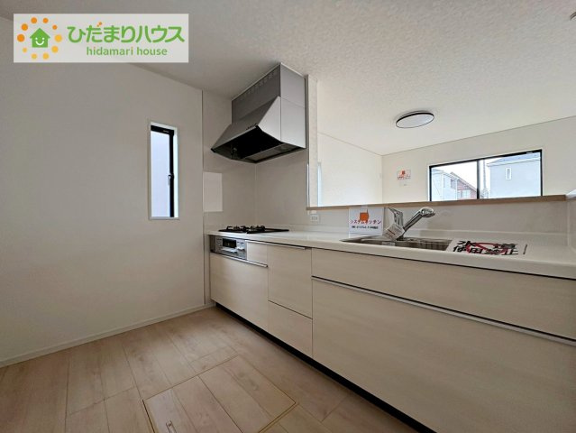 常陸大宮市姥賀町第3　新築戸建　6号棟のキッチン|カウンターは少し高くなってますので、手元が隠れて来客からは見えにくくなってます♪