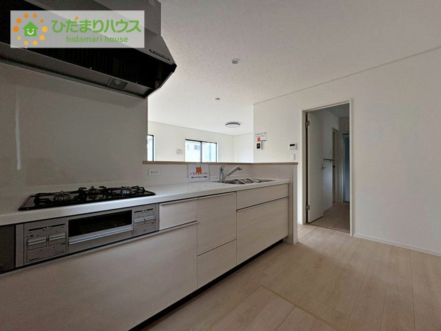 常陸大宮市姥賀町第3　新築戸建　6号棟のキッチン|3口コンロでお料理する時間も短くなりそうですね(*‘∀‘)