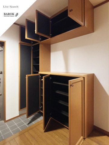 ジニアス皐月の玄関