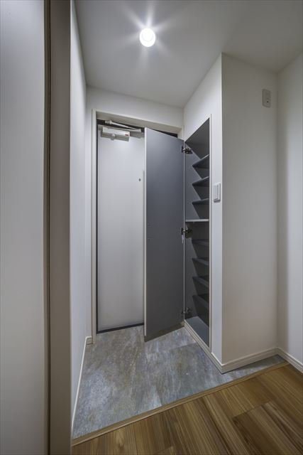 CRASTINE植竹町の玄関