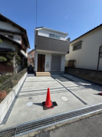 【外観】 | 堺市西区浜寺諏訪森町東3丁1期 | 並列で２台駐車可能！ご夫婦でマイカーが持てますね。※車種によります。（2026年3月撮影）
