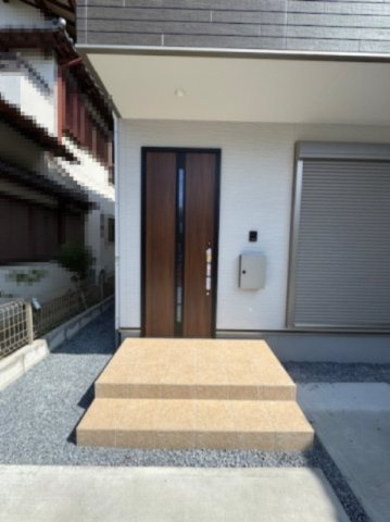 【外観】 | 堺市西区浜寺諏訪森町東3丁1期 | スマートな木目調のドアがオシャレです。（2026年3月撮影）