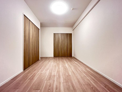 【洋室】 | ファミール長居公園 | 洋室7.6帖。大型ベッドも設置可能でご夫婦の寝室にもオススメ！クローゼットが2ヶ所に設けられ、ご夫婦での使い分けも可能です。