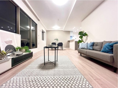 【居間・リビング】 | ファミール長居公園 | どんなインテリアも映えるシンプルな内装のLDK。※家具が設置されている場合は、ディスプレイ用です。購入希望の際は、別途ご相談ください。