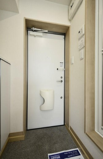 クレセント中野の玄関