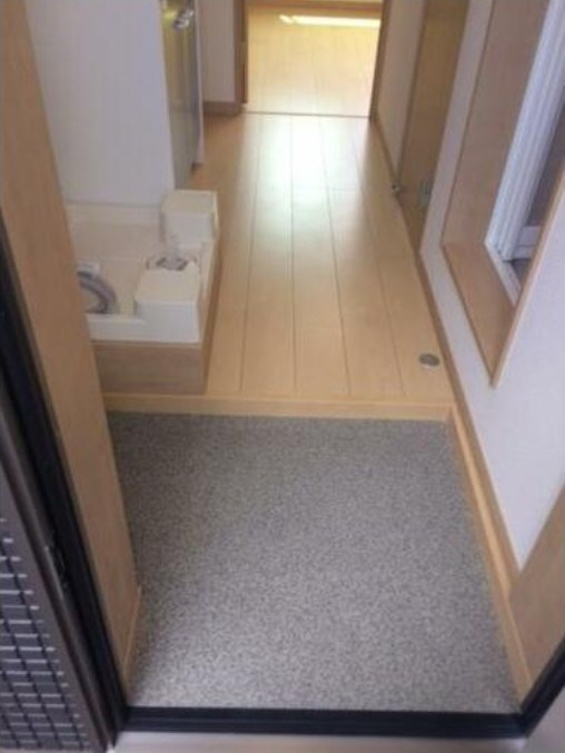 クレセント中野の玄関